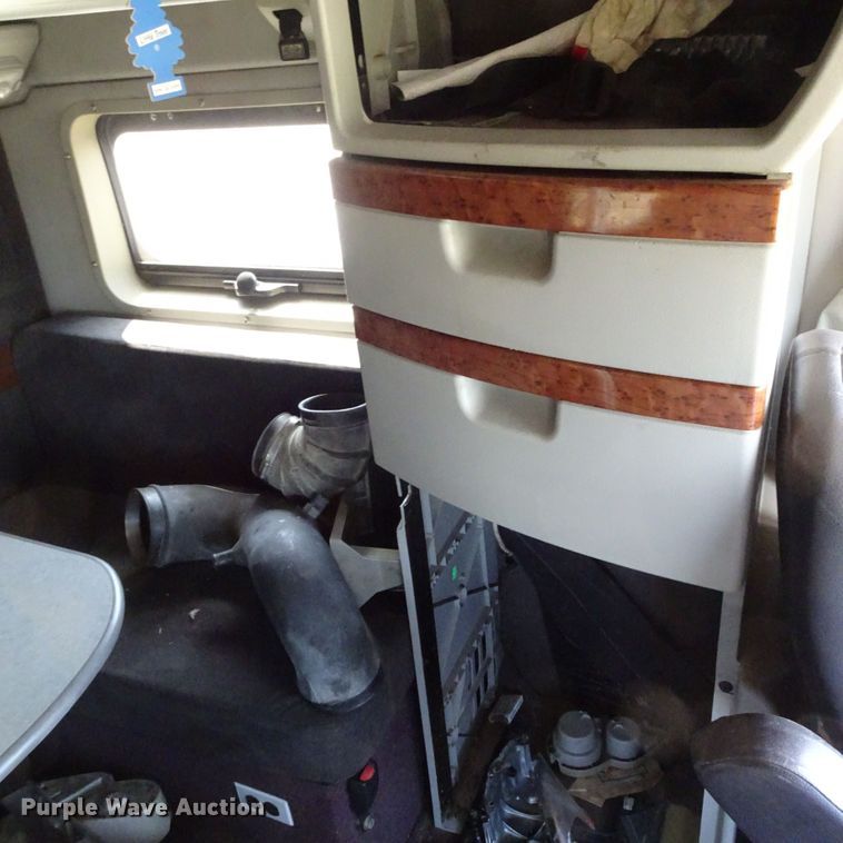 image for item HC9060 2007 Volvo VNL  semi truck