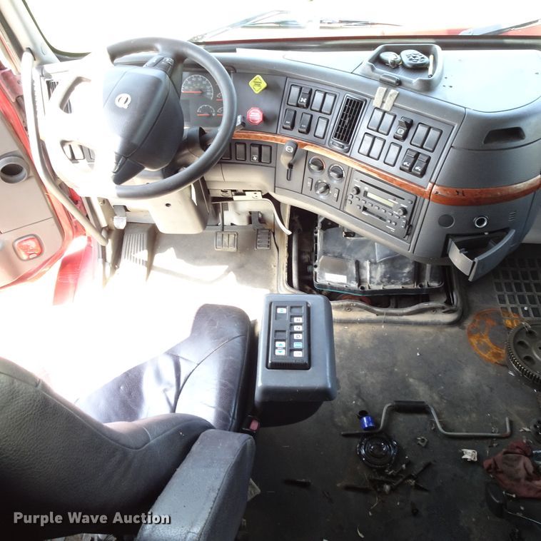 image for item HC9060 2007 Volvo VNL  semi truck