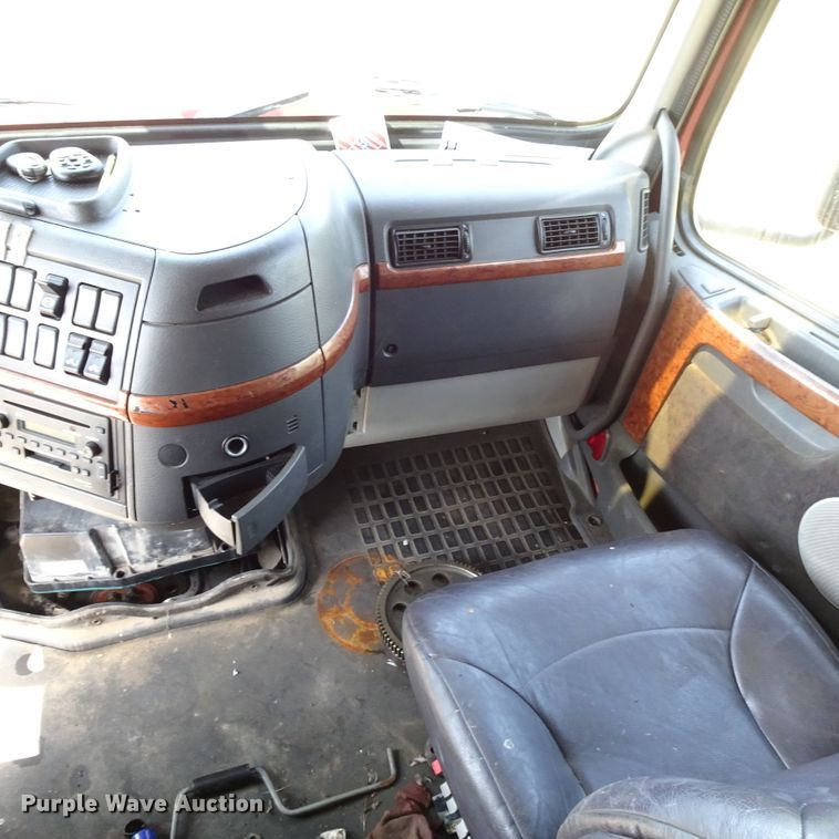 image for item HC9060 2007 Volvo VNL  semi truck