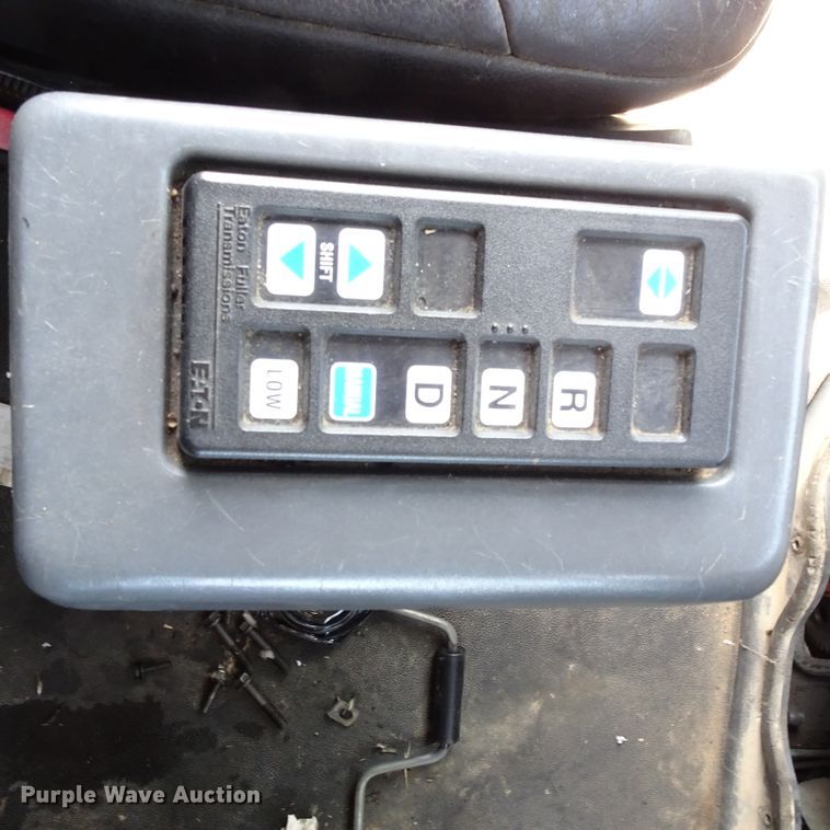 image for item HC9060 2007 Volvo VNL  semi truck