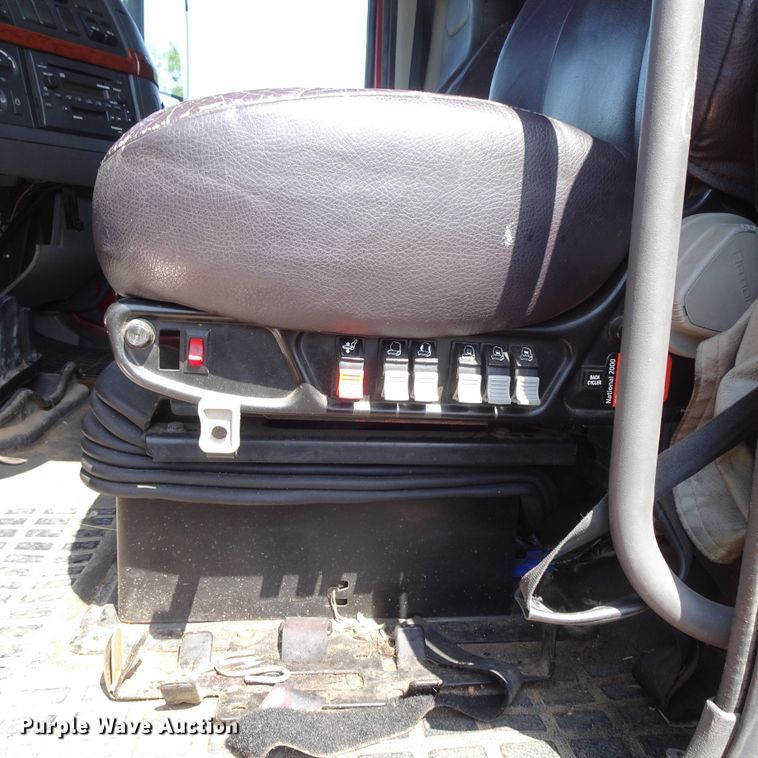 image for item HC9060 2007 Volvo VNL  semi truck