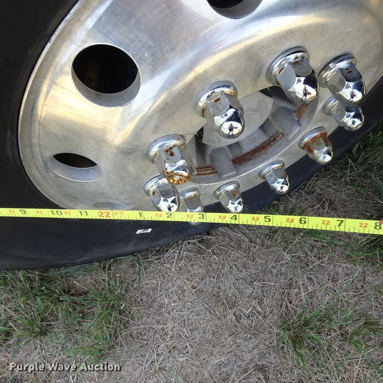 image for item HC9060 2007 Volvo VNL  semi truck