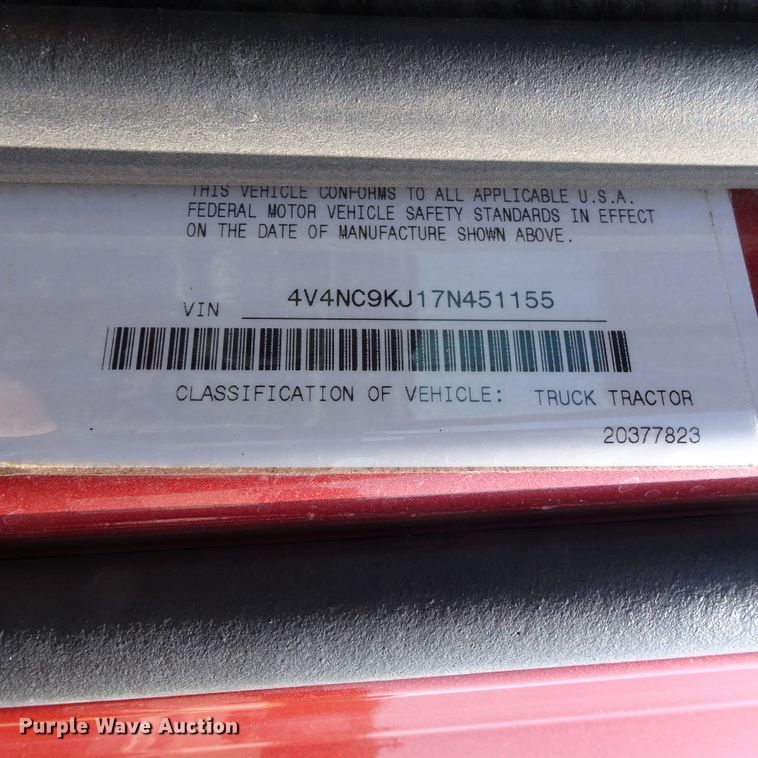 image for item HC9060 2007 Volvo VNL  semi truck