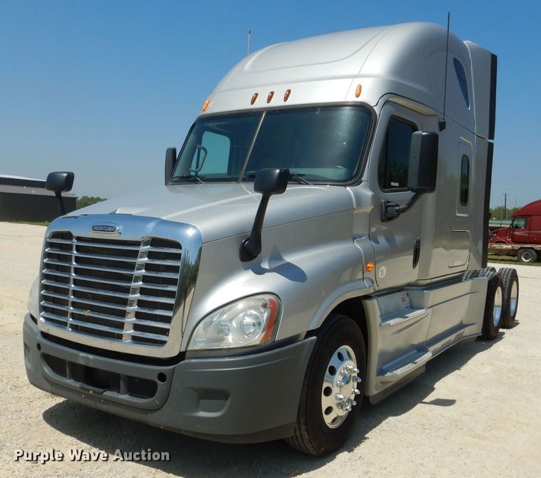 image for item HC9061 2013 Freightliner Cascadia  semi truck