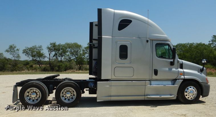 image for item HC9061 2013 Freightliner Cascadia  semi truck