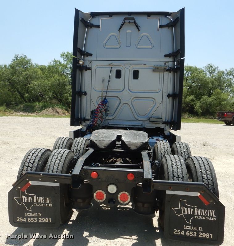 image for item HC9061 2013 Freightliner Cascadia  semi truck