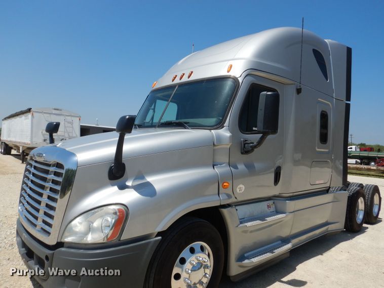 image for item HC9061 2013 Freightliner Cascadia  semi truck