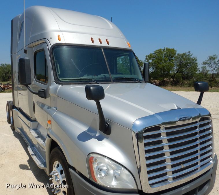image for item HC9061 2013 Freightliner Cascadia  semi truck