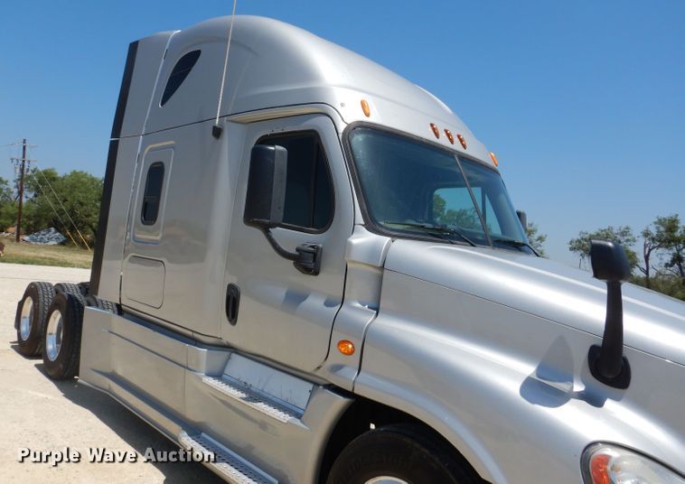 image for item HC9061 2013 Freightliner Cascadia  semi truck