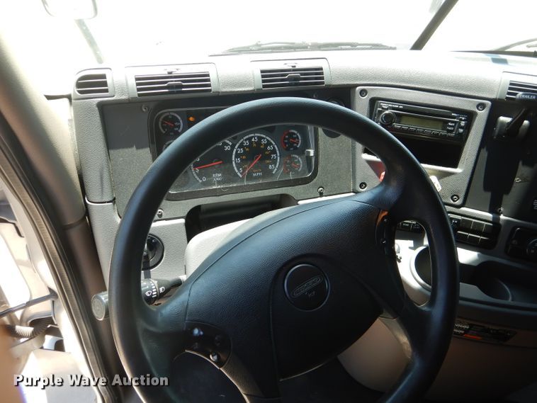 image for item HC9061 2013 Freightliner Cascadia  semi truck