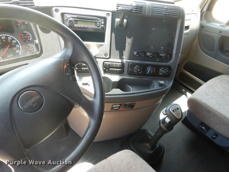 image for item HC9061 2013 Freightliner Cascadia  semi truck