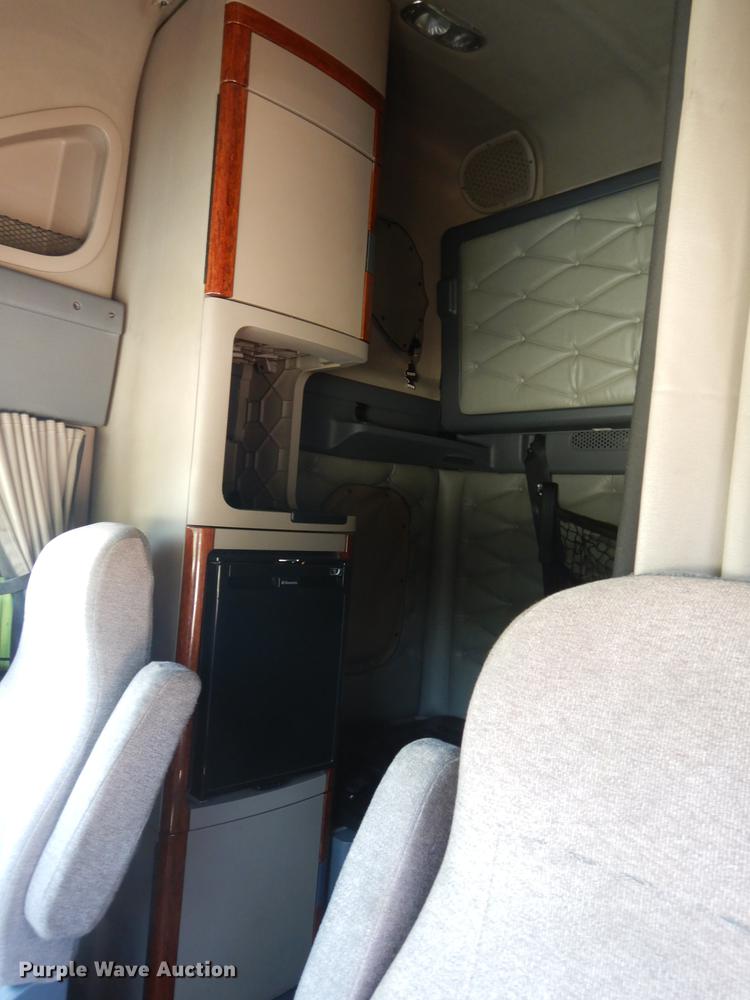 image for item HC9061 2013 Freightliner Cascadia  semi truck