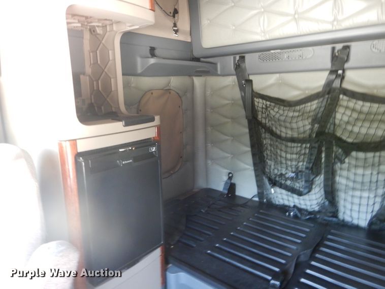 image for item HC9061 2013 Freightliner Cascadia  semi truck