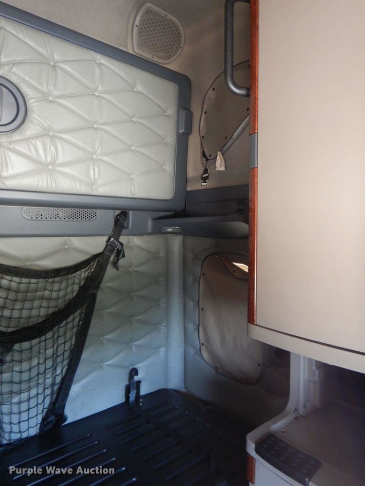 image for item HC9061 2013 Freightliner Cascadia  semi truck