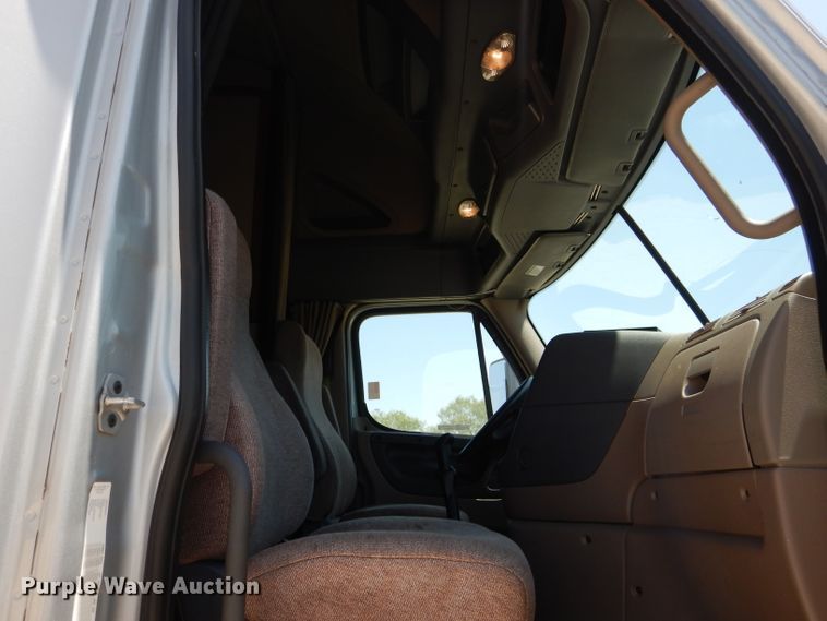 image for item HC9061 2013 Freightliner Cascadia  semi truck