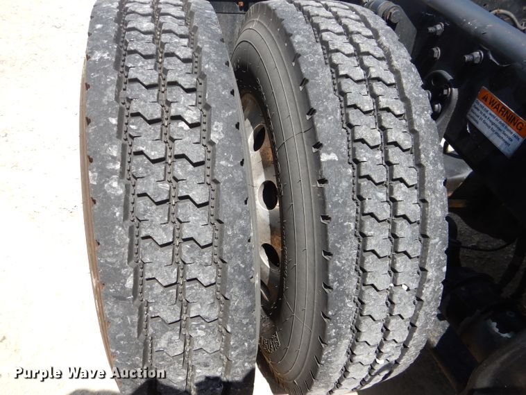 image for item HC9061 2013 Freightliner Cascadia  semi truck