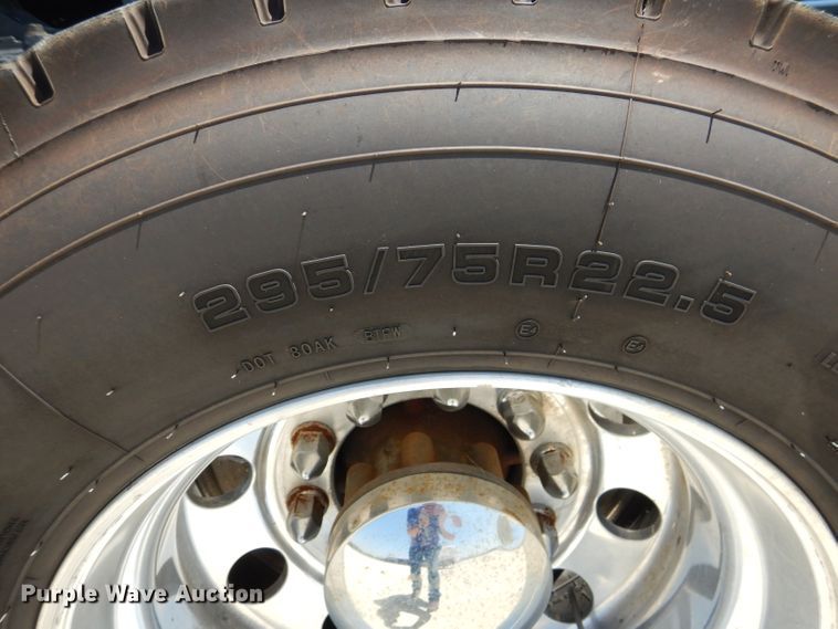 image for item HC9061 2013 Freightliner Cascadia  semi truck