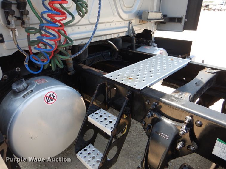 image for item HC9061 2013 Freightliner Cascadia  semi truck