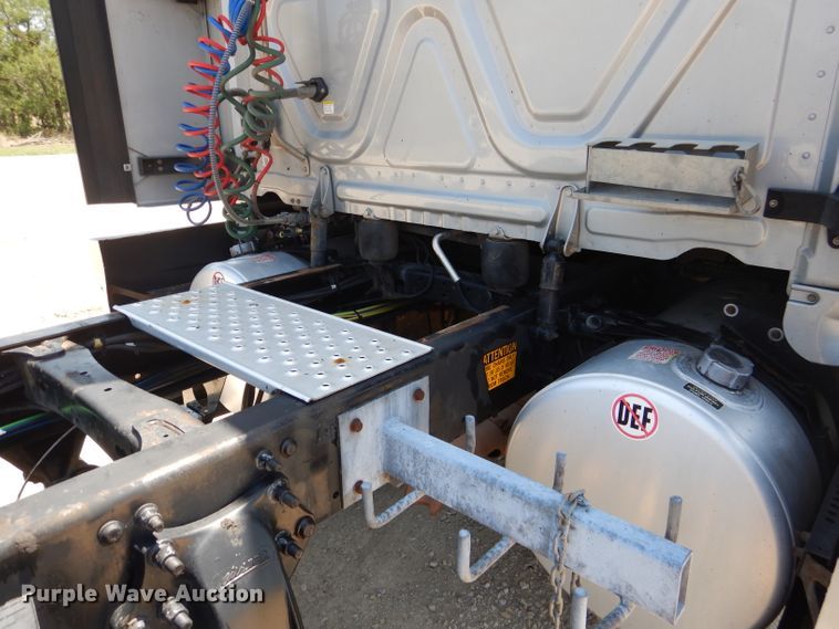 image for item HC9061 2013 Freightliner Cascadia  semi truck