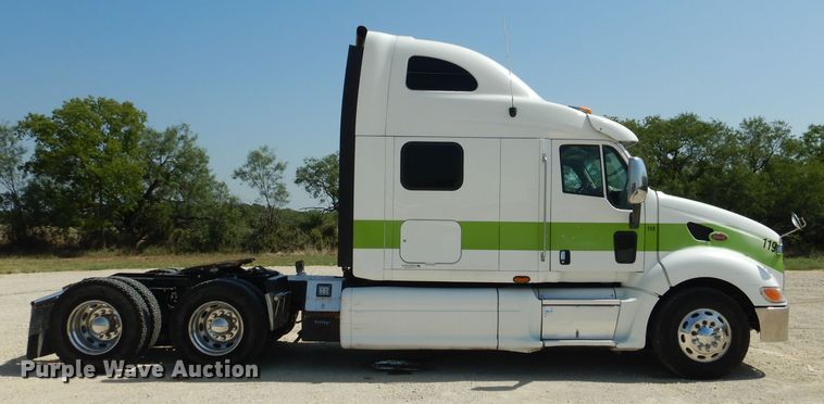 image for item HC9062 2009 Peterbilt 387  semi truck
