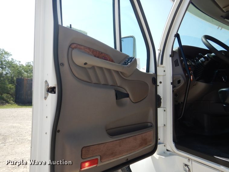 image for item HC9062 2009 Peterbilt 387  semi truck