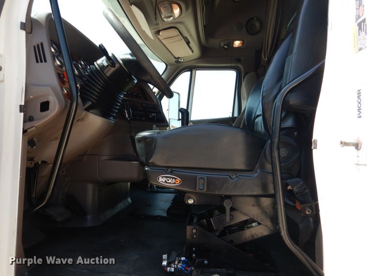 image for item HC9062 2009 Peterbilt 387  semi truck