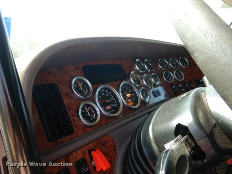 image for item HC9062 2009 Peterbilt 387  semi truck