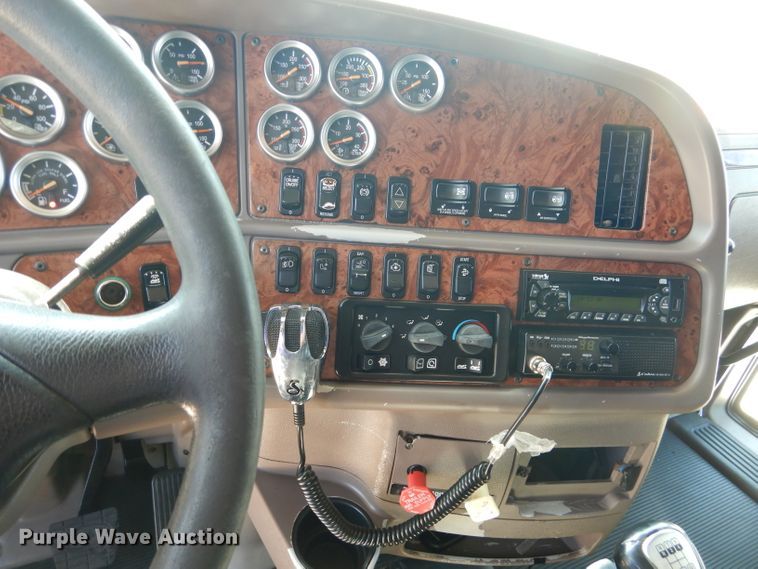 image for item HC9062 2009 Peterbilt 387  semi truck