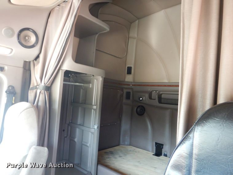 image for item HC9062 2009 Peterbilt 387  semi truck