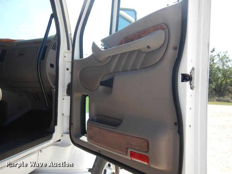 image for item HC9062 2009 Peterbilt 387  semi truck