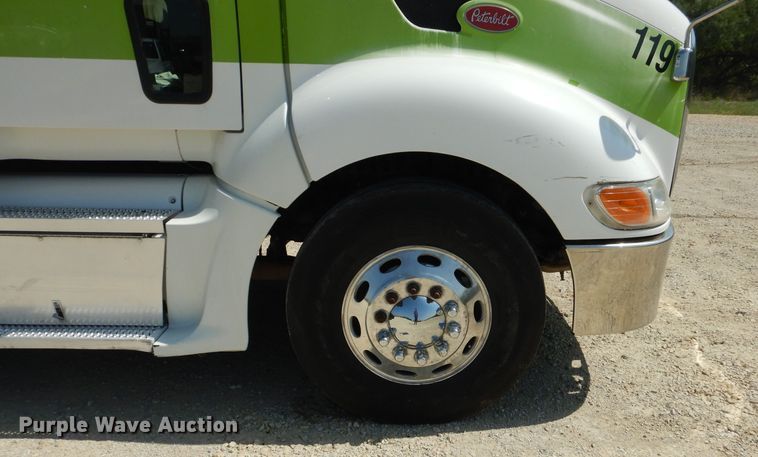 image for item HC9062 2009 Peterbilt 387  semi truck