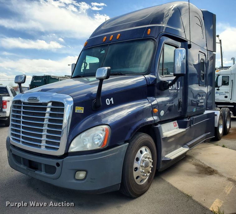 image for item HK9121 2013 Freightliner Cascadia  semi truck