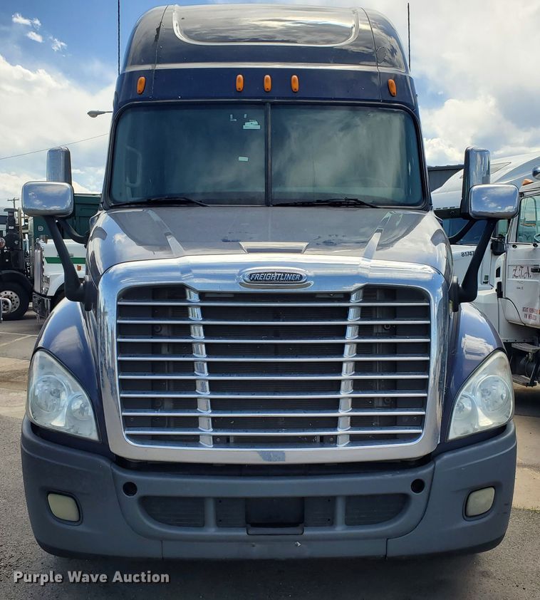 image for item HK9121 2013 Freightliner Cascadia  semi truck