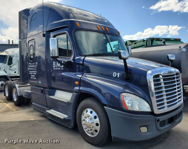 image for item HK9121 2013 Freightliner Cascadia  semi truck