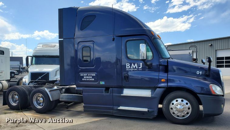 image for item HK9121 2013 Freightliner Cascadia  semi truck