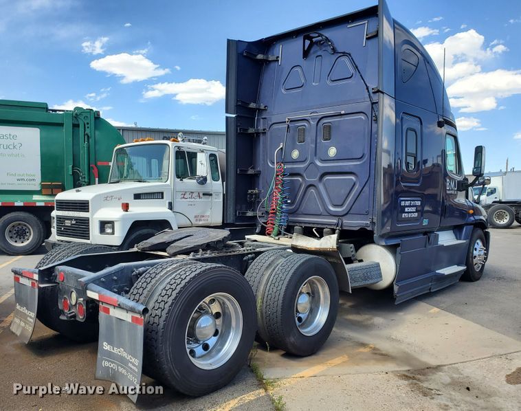 image for item HK9121 2013 Freightliner Cascadia  semi truck