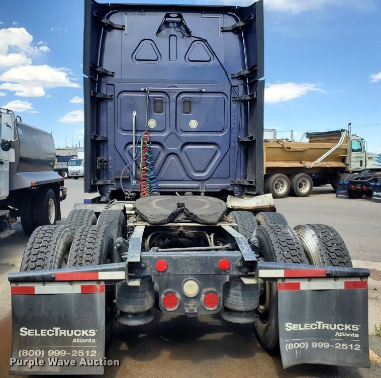 image for item HK9121 2013 Freightliner Cascadia  semi truck