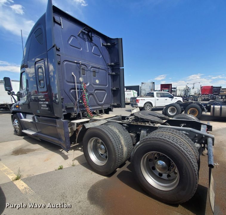 image for item HK9121 2013 Freightliner Cascadia  semi truck