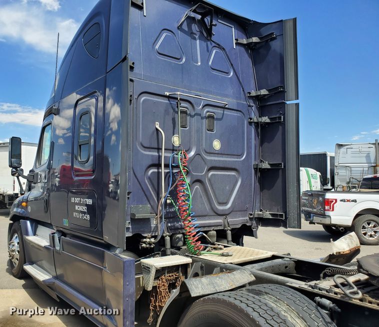 image for item HK9121 2013 Freightliner Cascadia  semi truck