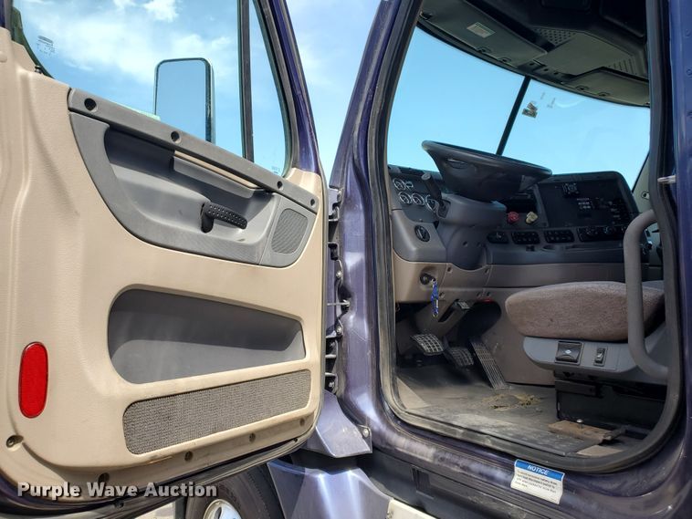 image for item HK9121 2013 Freightliner Cascadia  semi truck