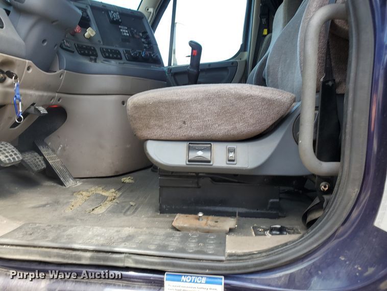 image for item HK9121 2013 Freightliner Cascadia  semi truck