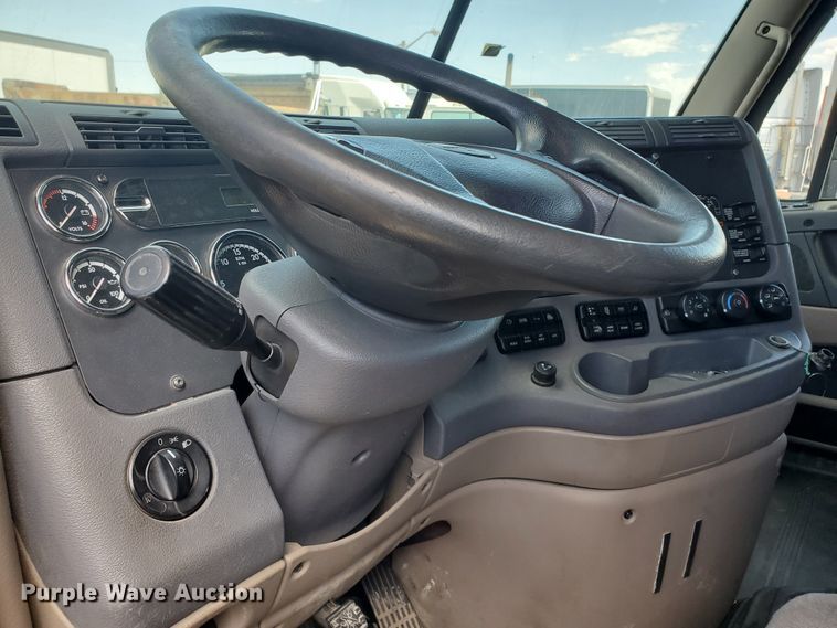 image for item HK9121 2013 Freightliner Cascadia  semi truck