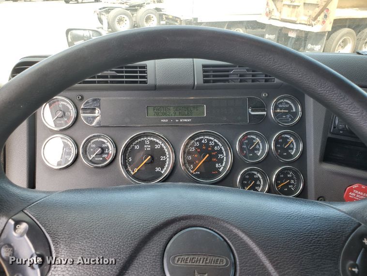 image for item HK9121 2013 Freightliner Cascadia  semi truck