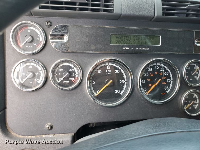 image for item HK9121 2013 Freightliner Cascadia  semi truck