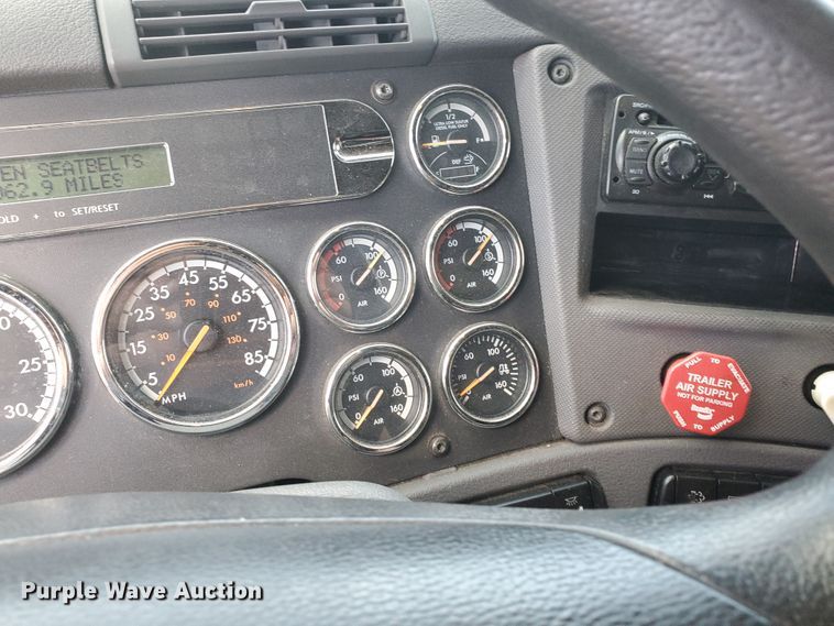 image for item HK9121 2013 Freightliner Cascadia  semi truck