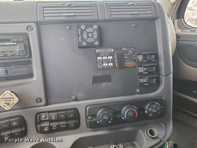 image for item HK9121 2013 Freightliner Cascadia  semi truck