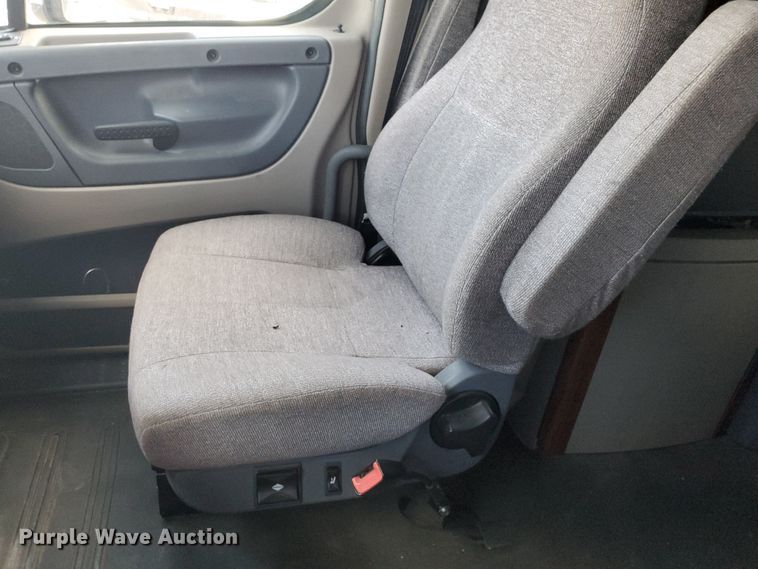 image for item HK9121 2013 Freightliner Cascadia  semi truck