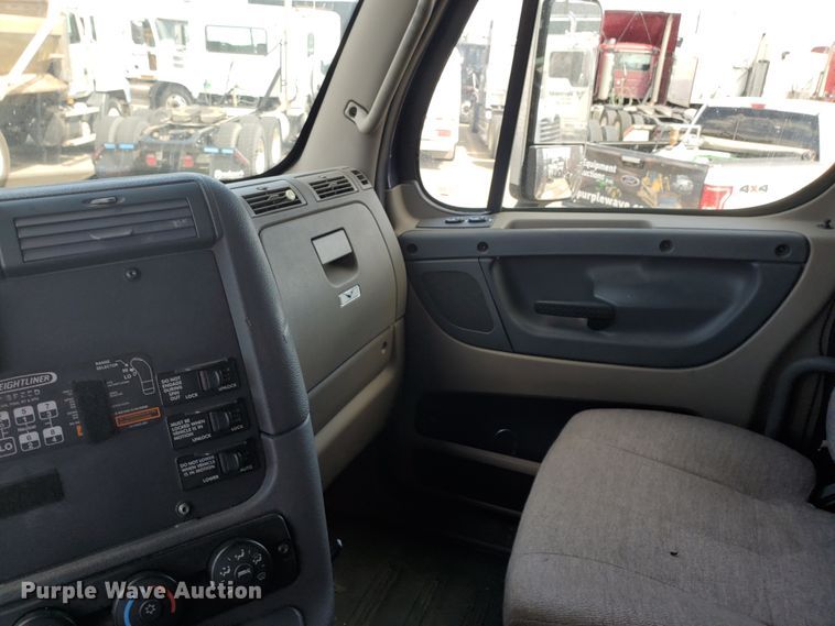 image for item HK9121 2013 Freightliner Cascadia  semi truck