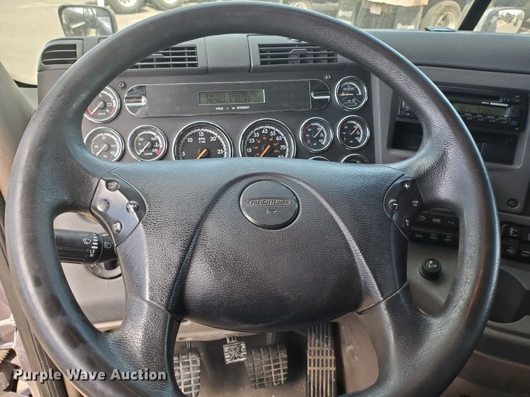 image for item HK9121 2013 Freightliner Cascadia  semi truck