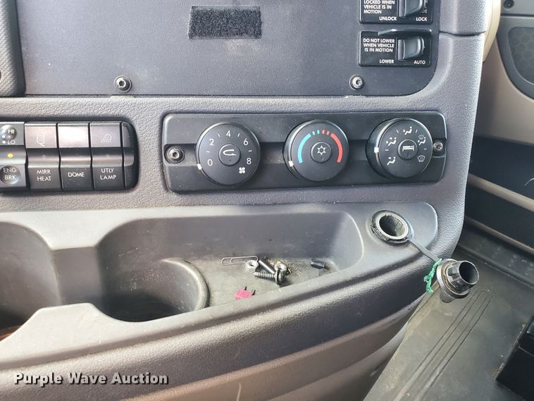 image for item HK9121 2013 Freightliner Cascadia  semi truck